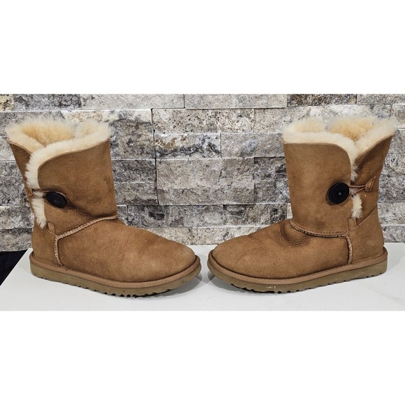 UGG Classic Bailey Button Boots in Chestnut Leather Sheepskin Womens 6 Warm Cozy - Picture 5 of 12